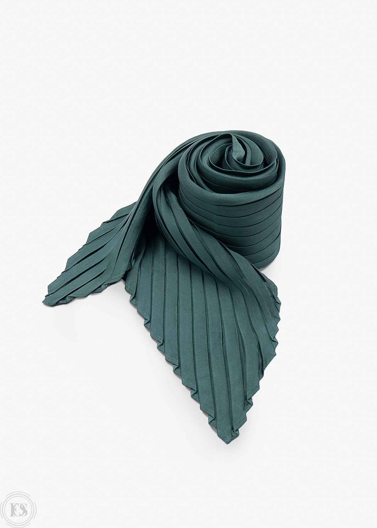 Detaljbild på mossgrön plisserad scarf, perfekt för att visa material, textur och kvalitet