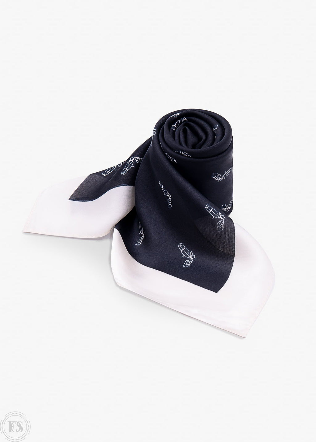 Hoprullad scarf i svart med vit kant och subtilt mönster. En stilren och tidlös accessoar i silke liknande material.