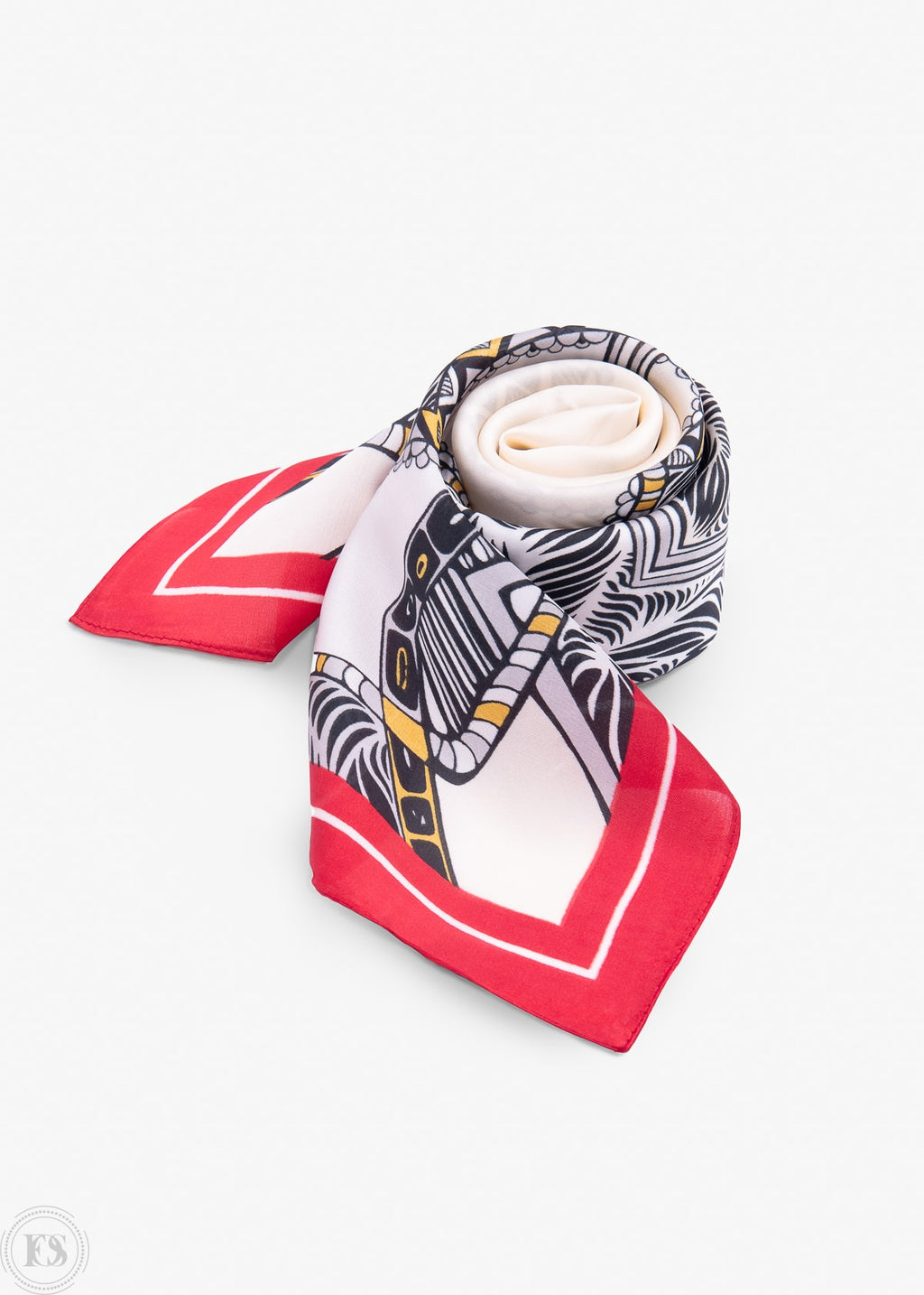 Hoprullad scarf i silkesliknande tyg med rött kantband och grafiskt mönster i svart, vitt och gult, vilket ger en elegant och tidlös look.