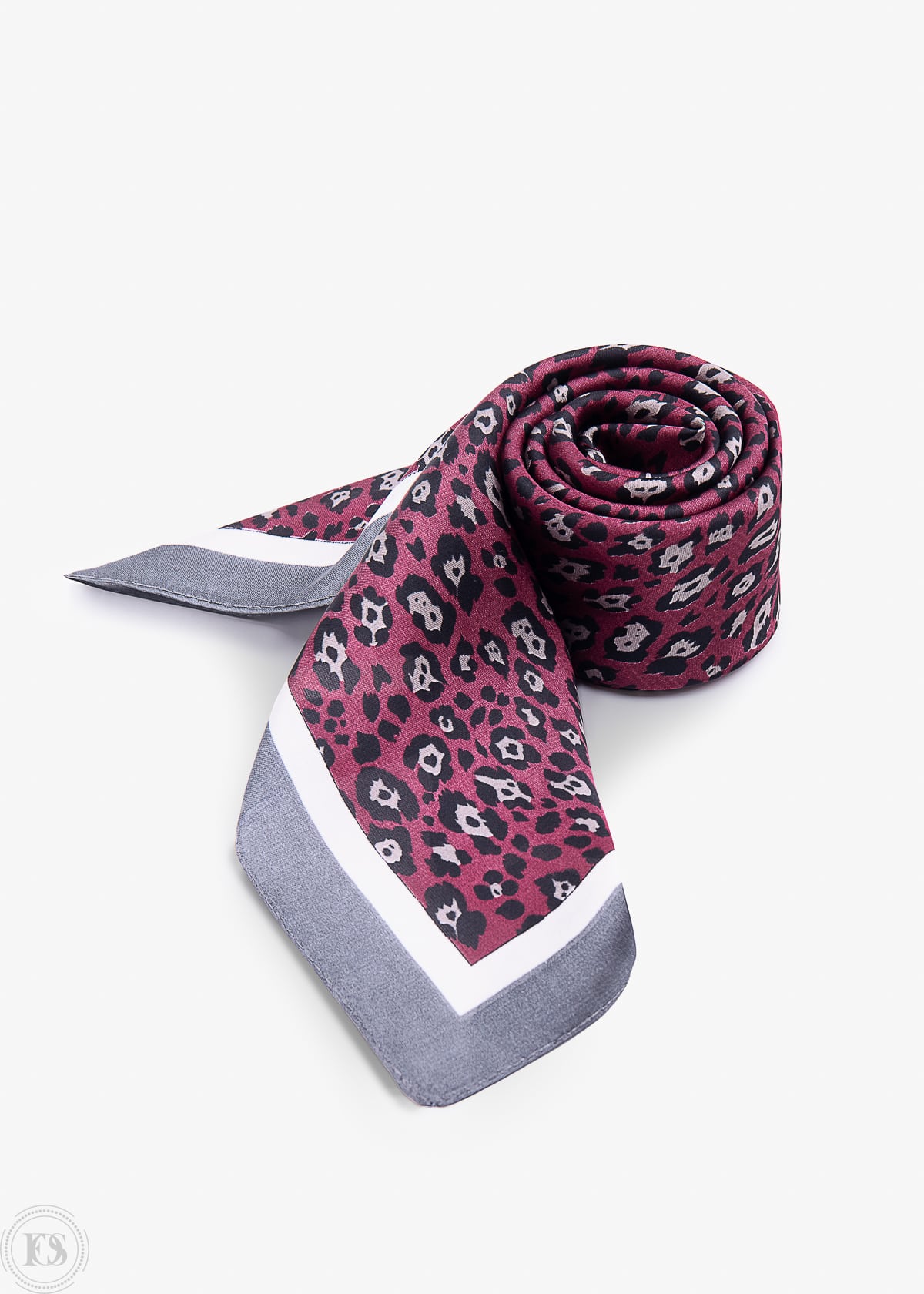 Detaljbild på vinröd scarf med cheetah-mönster, perfekt för att visa material, mönster och kvalitet