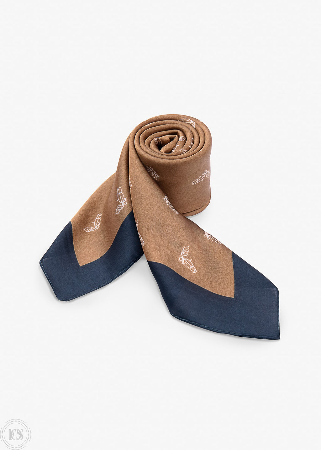 Brun scarf med blå inramning med diskret mönster.