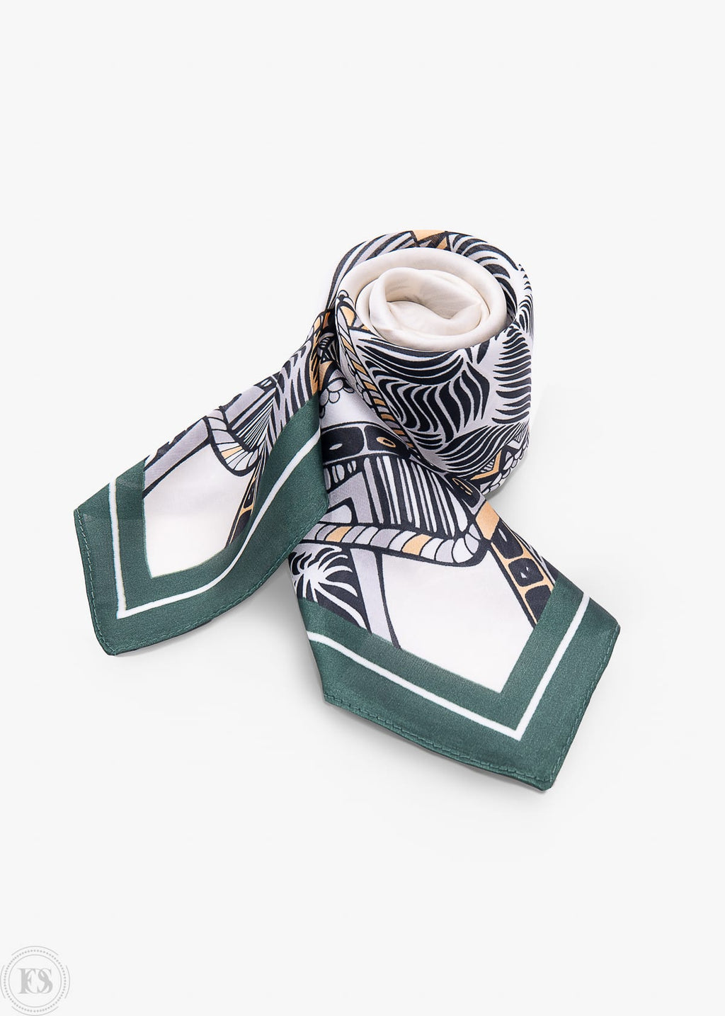 Scarf med gröna kanter och ett mönster i svart, vitt och guld med kedjeinspirerade detaljer.