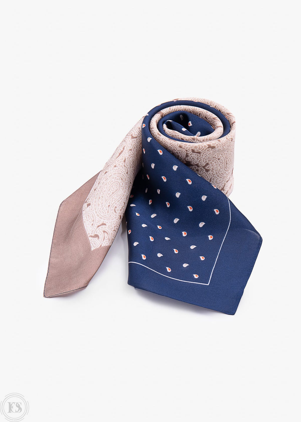 ihoprullad beige och marinblå scarf med paisley- och prickmönster.