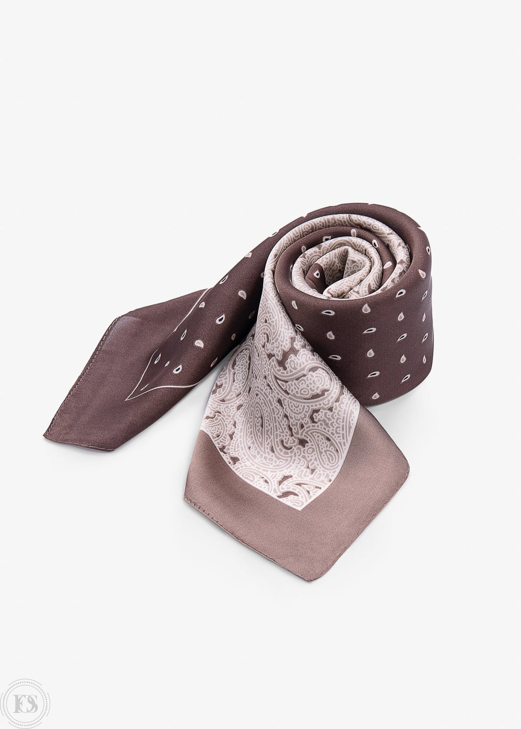 Scarf i brun, beige och crème med kontrasterande prickigt och Paisley inspirerat mönster.