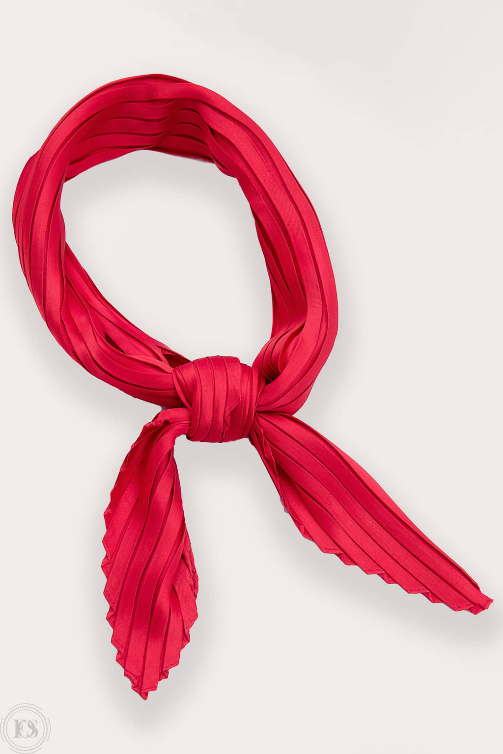 Produktbild på röd plisserad scarf, perfekt för att visa färg, material och design