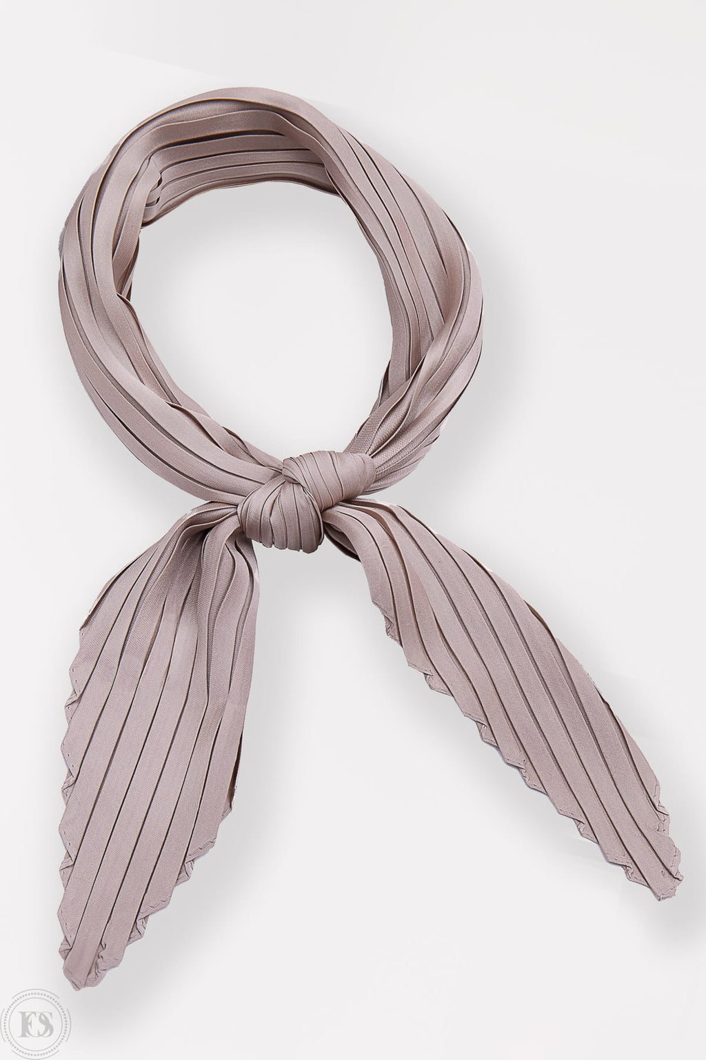 Plisserad scarf i ljusrosa med subtil glans. Elegant och tidlös accessoar som ger mjuk rörelse och lyxig finish till din stil.