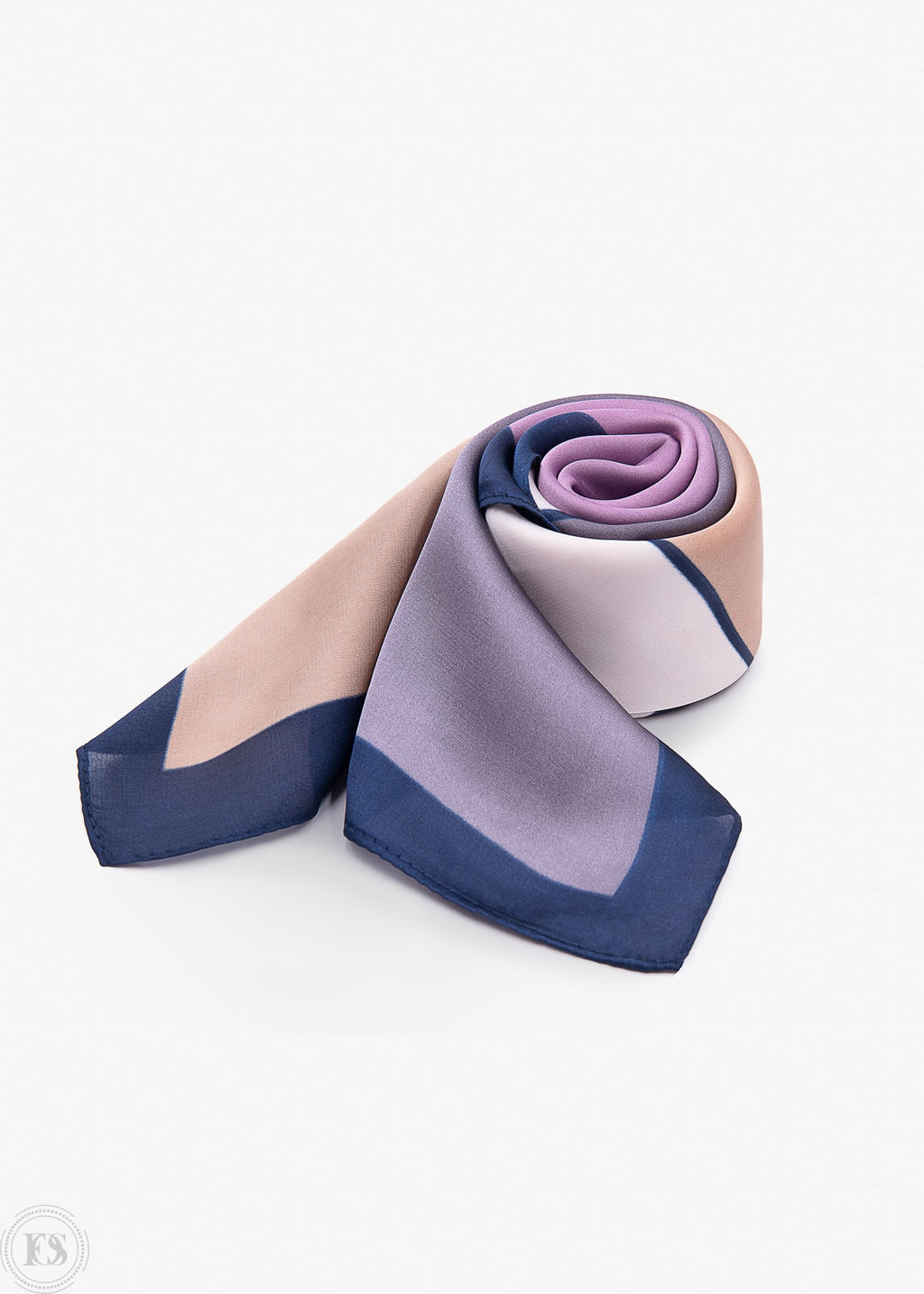Lyxig scarf i lila, beige och marinblå färgblock. Elegant glans och mjuk textur som kompletterar både klassiska och moderna looks med exklusiv stil.