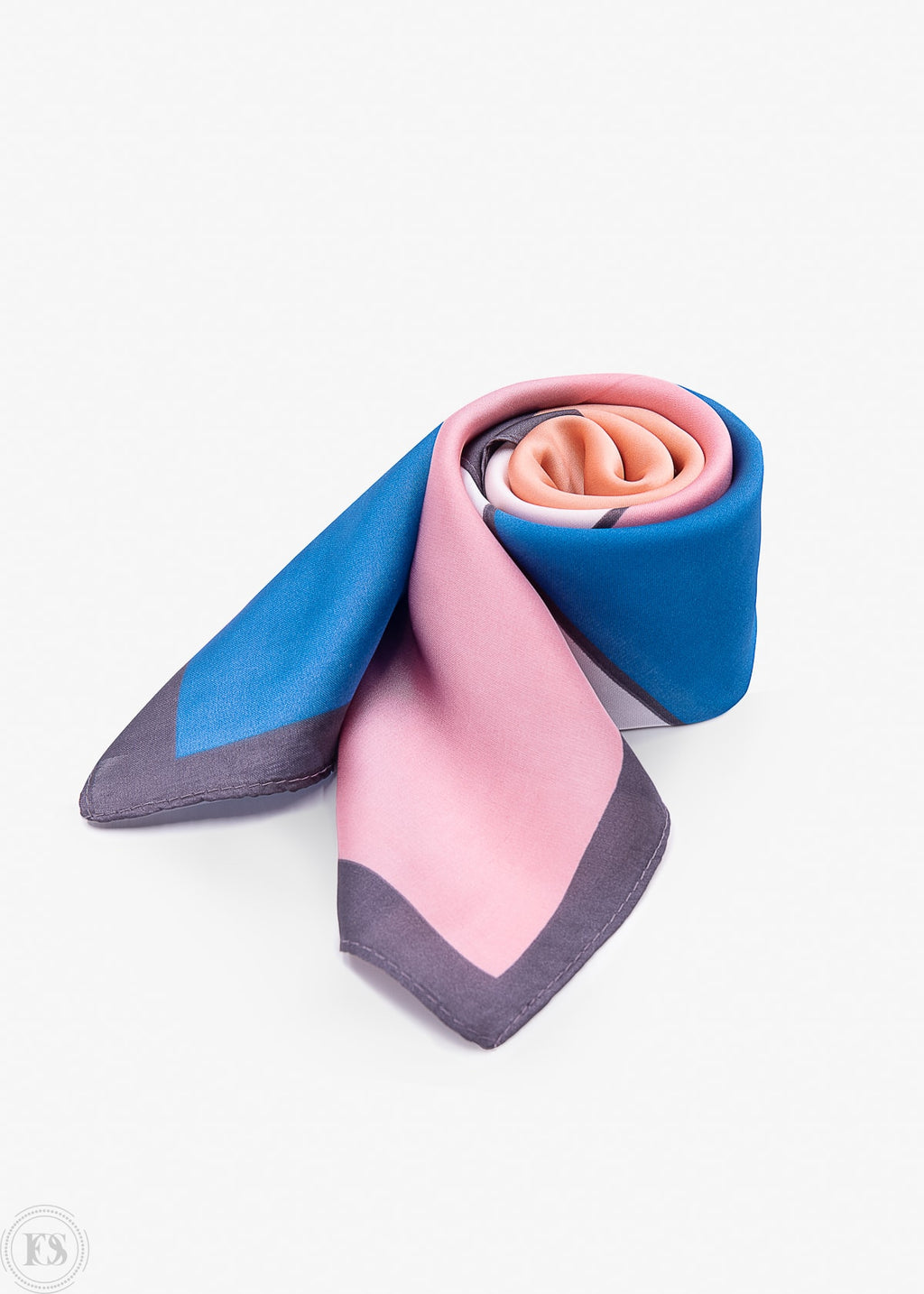 Scarf i blå, rosa, vit och grå färgblock.  lyxig touch till varje outfit.