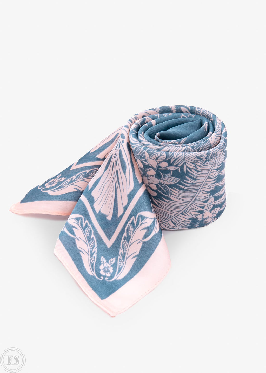 elegant ljusblå scarf med ljusrosa, romantiskt mönster.