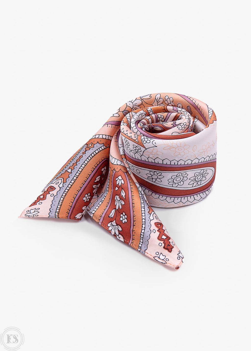 Paisleymönstrad scarf i varma nyanser av orange, rosa och vitt.