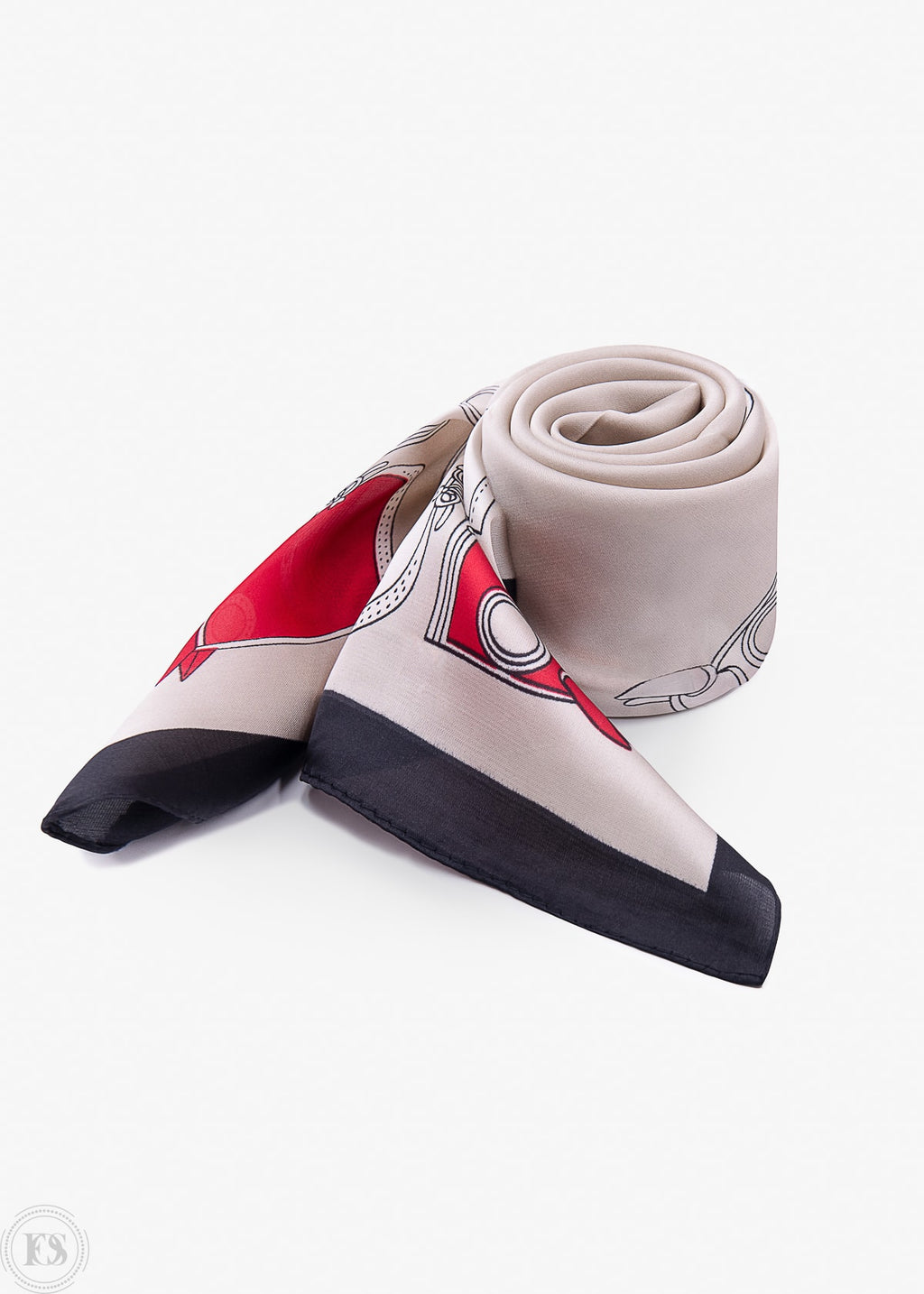 Hoprullad scarf i beige, svart och rött med elegant mönster, tillverkad i silkesliknande tyg som ger en lyxig och mjuk glans.