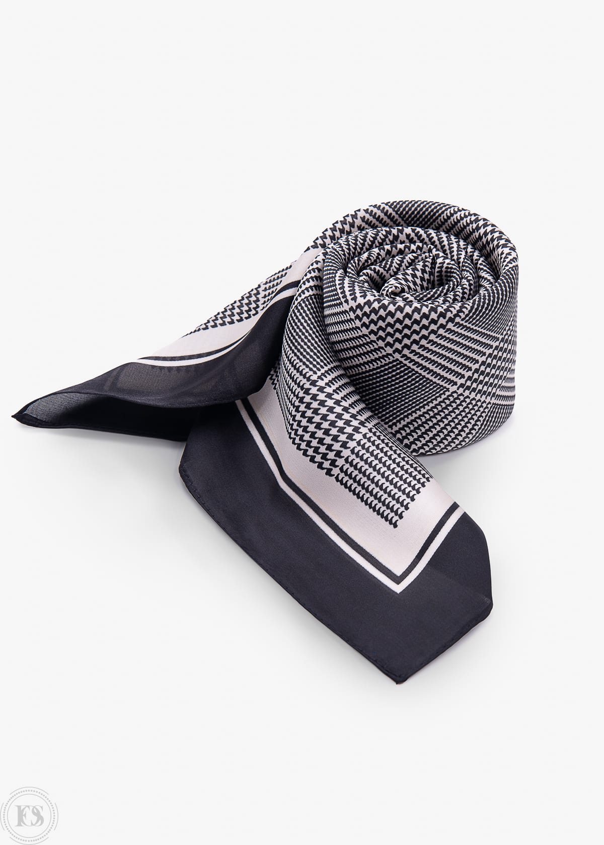 Detaljbild på svartvit polyester scarf, perfekt för att visa material, mönster och kvalitet