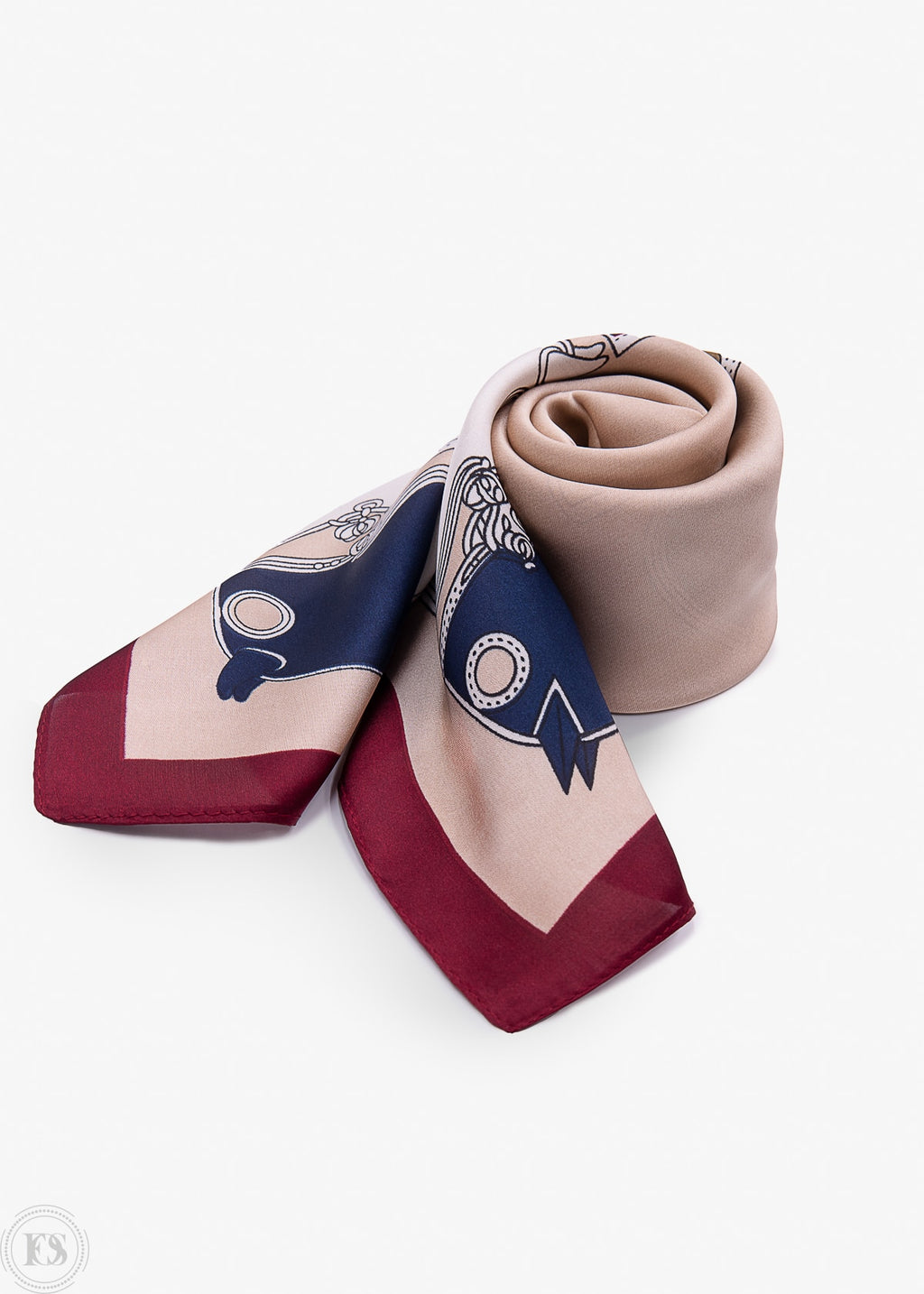 Ihoprullad scarf i beige, rött och vitt med grafiskt mönster.