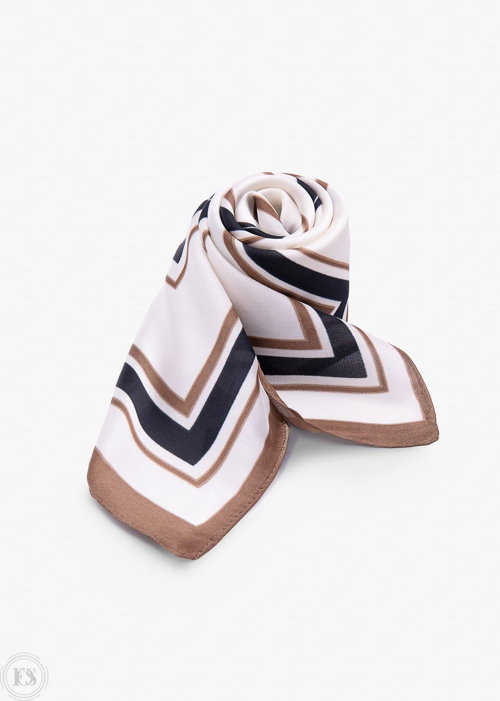 Scarf i randigt mönster i vit, gyllenbrun och blå färger ihoprullad.