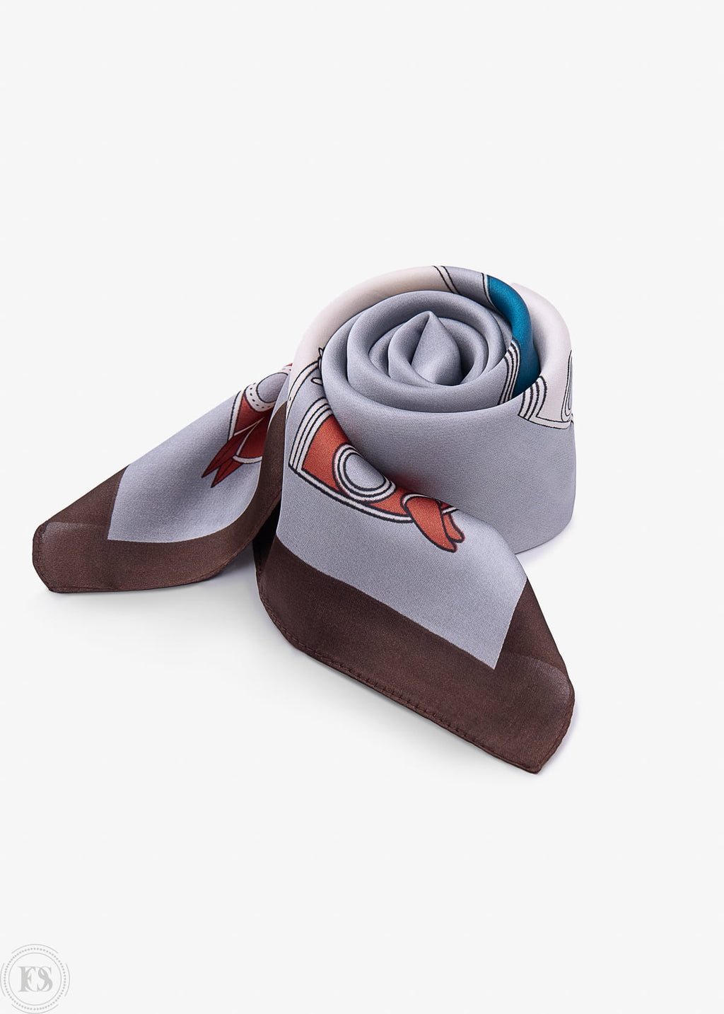 Elegant scarf i gråblå, brunt och rött med grafiskt mönster, en lyxig detalj för en sofistikerad look.