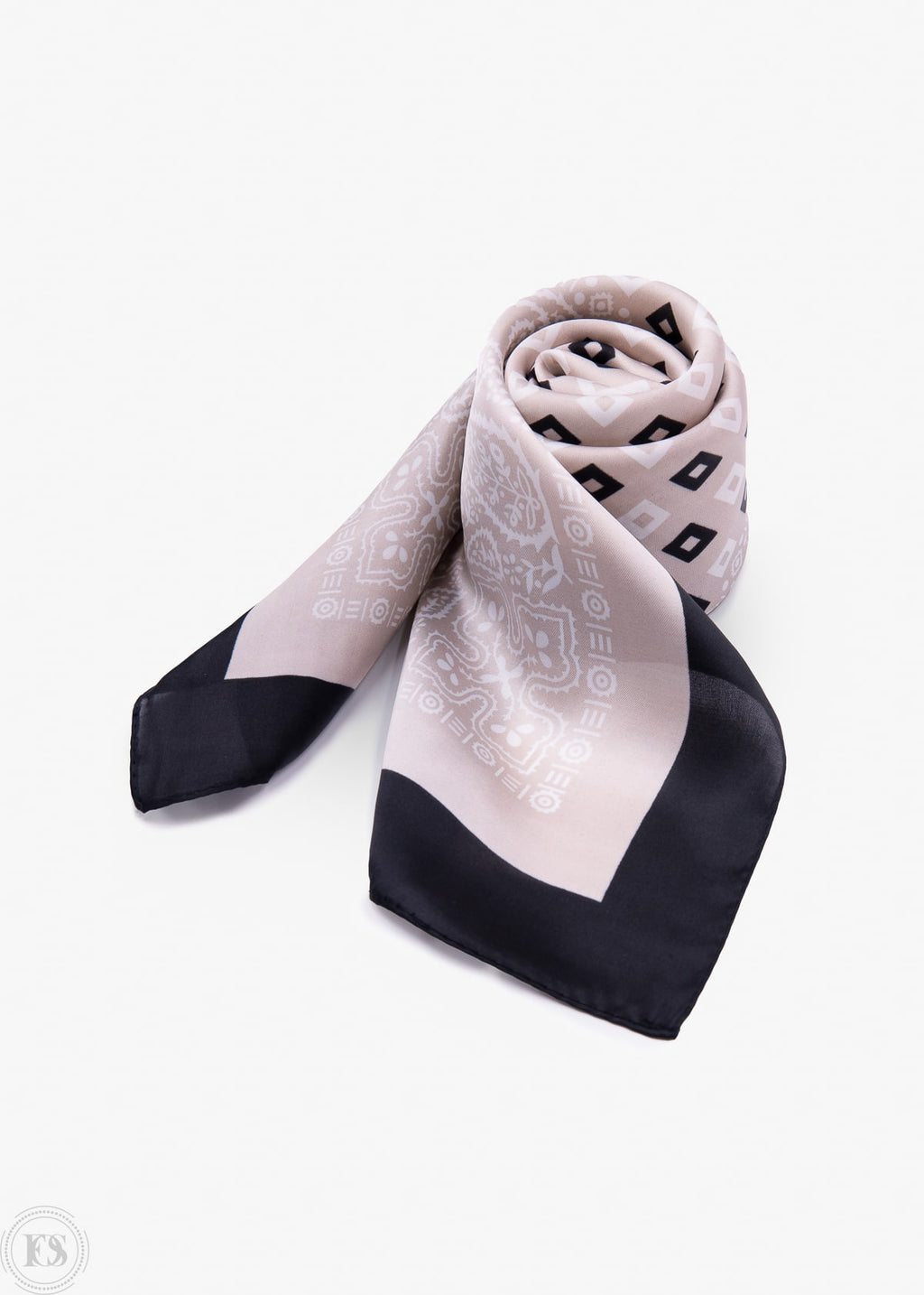 Fräsch scarf i beige och svart med rutigt mönster, en accessoar som passar både vardag och fest.
