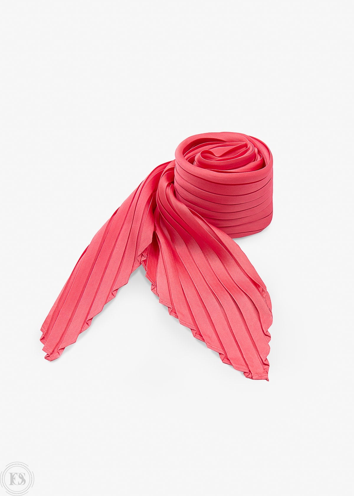 Produktbild på hallonröd plisserad scarf, perfekt för att visa färg, material och design