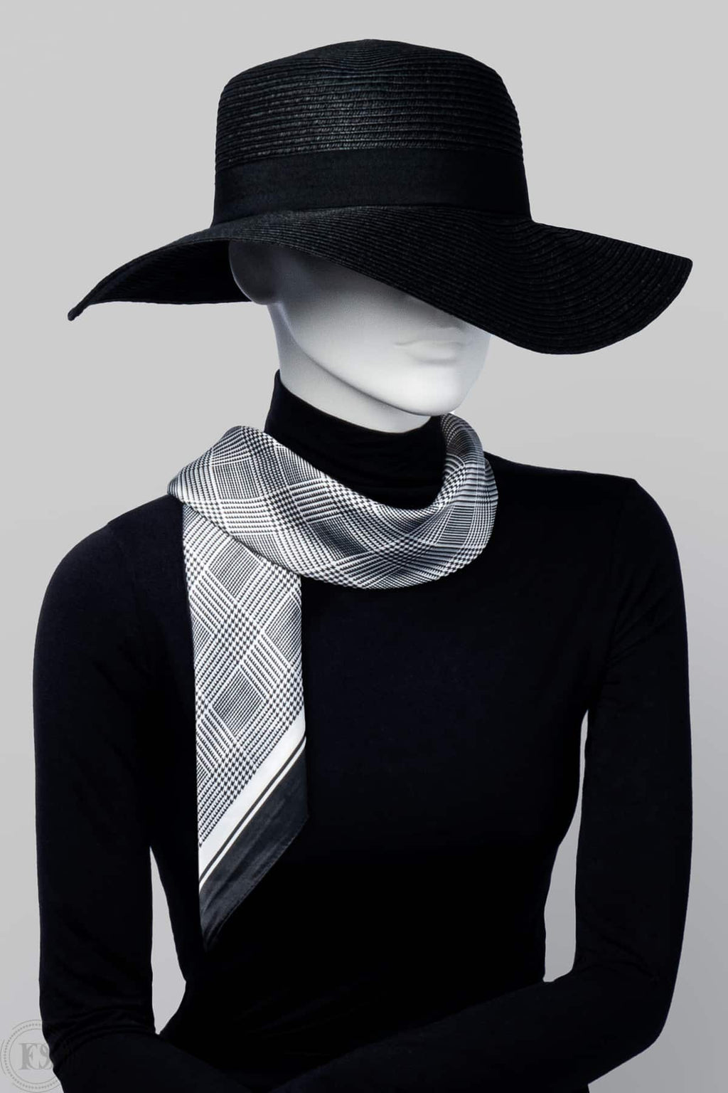 Skyltdocka med vit och grå polyester scarf med mönster, perfekt för att visa styling och accessoarer