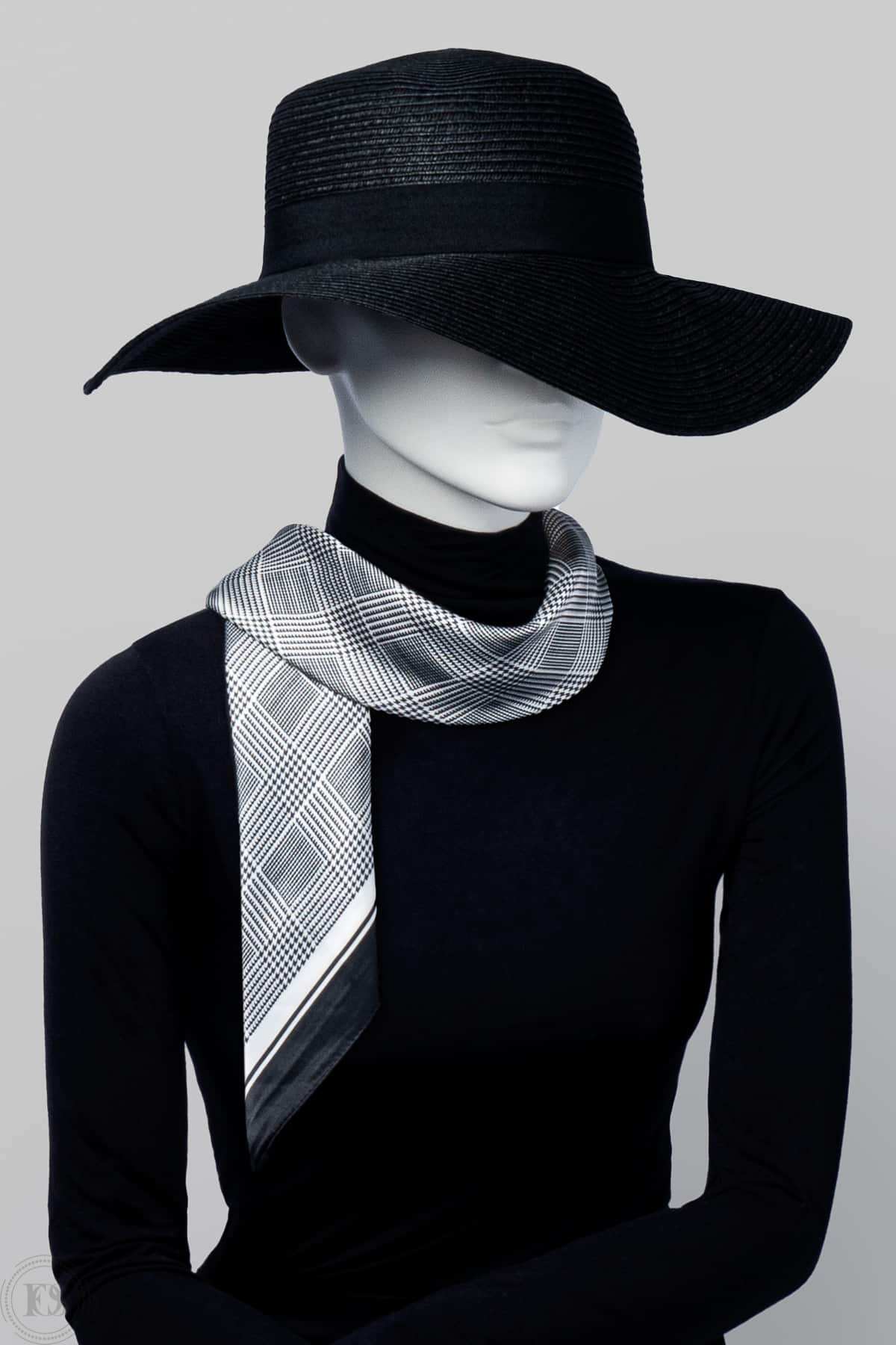 Skyltdocka med vit och grå polyester scarf med mönster, perfekt för att visa styling och accessoarer