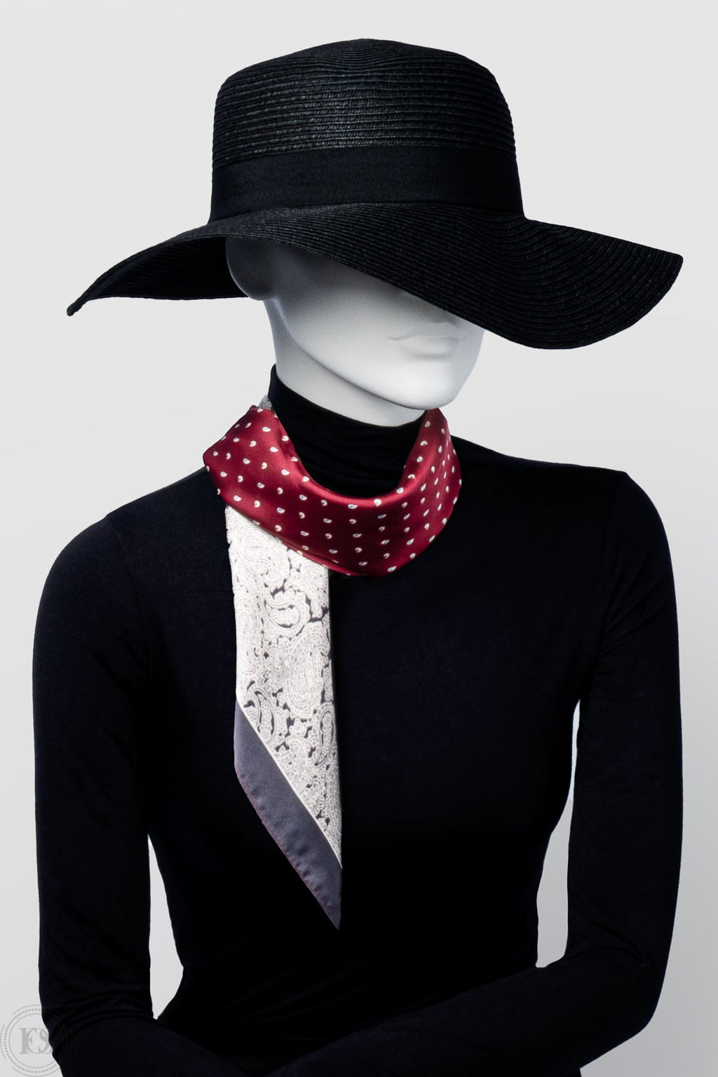 Elegant sidenscarf i vinröd, beige och grå med prickigt och spetsinspirerat mönster. Glansig lyxkänsla som framhäver sofistikerad stil, perfekt som halsaccessoar eller hårband.