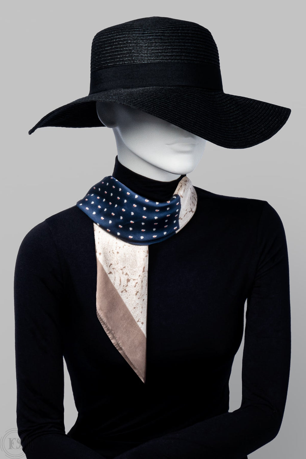 Scarf i beige, mörkblå och cremevit med delat mönster. Glansig lyxkänsla som framhäver sofistikerad stil.