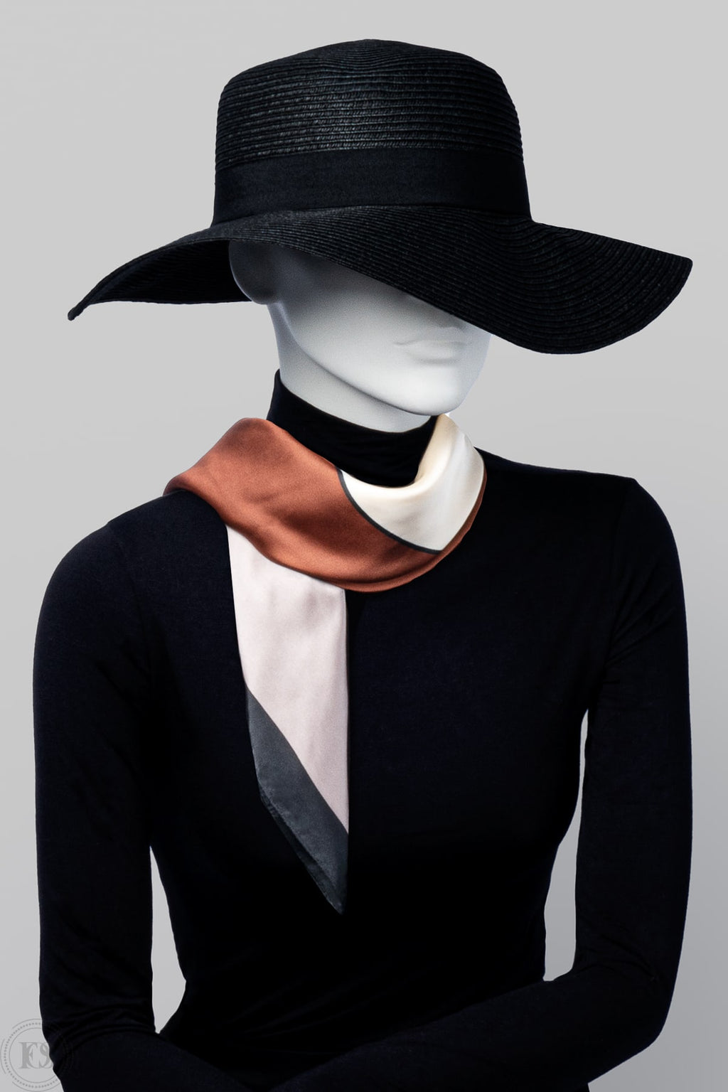Posserande skyltdocka ser elegant ut i siden liknande scarf i jordnära färger som rostbrun, vit och mörk marinblå.