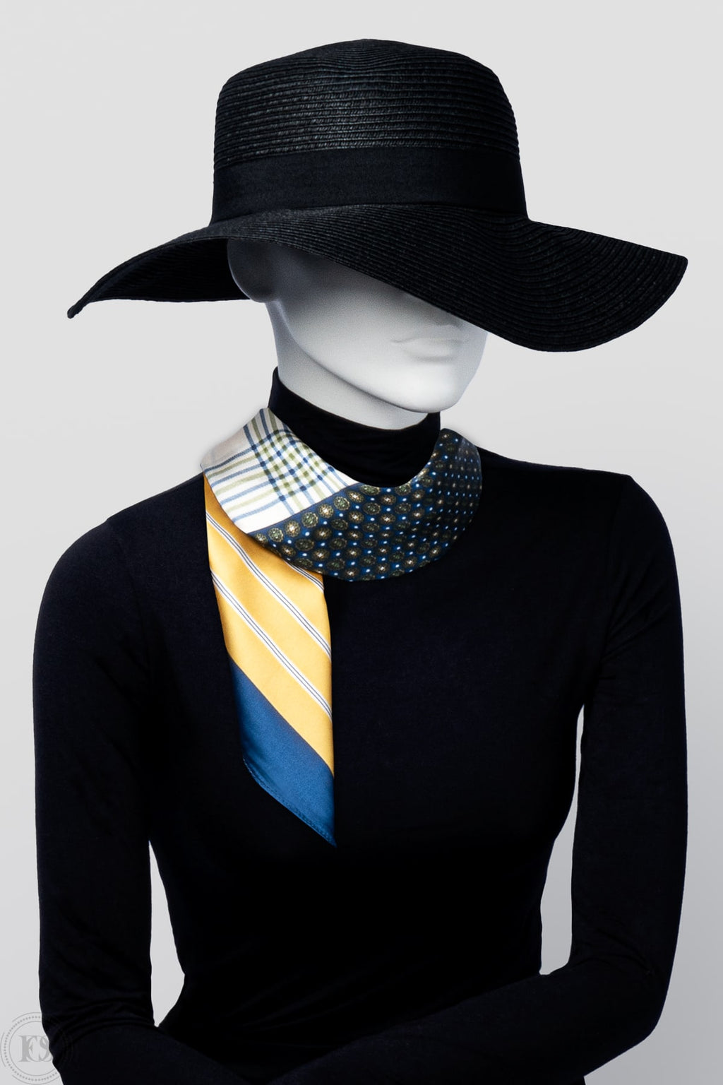 Lyxig scarf med asymmetriskt mönster i gult, blått och vitt. Kombinerar ränder, prickar och rutigt för en kreativ och elegant look.