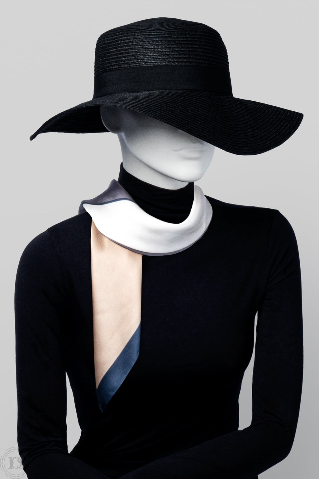 Tidlös scarf bärs av kvinna med sofistikerad stil. Vit, creme, lila med mörblå inramning.