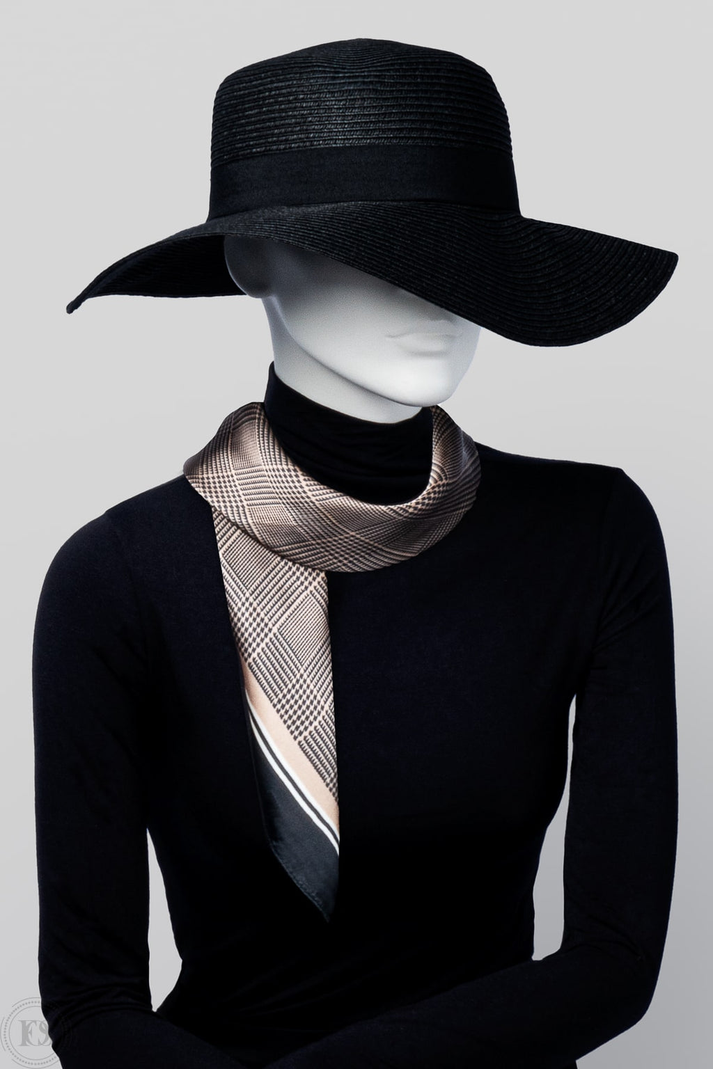 Vit skyltdocka med svart solhatt och silkig scarf, perfekt för att visa accessoarer och styling