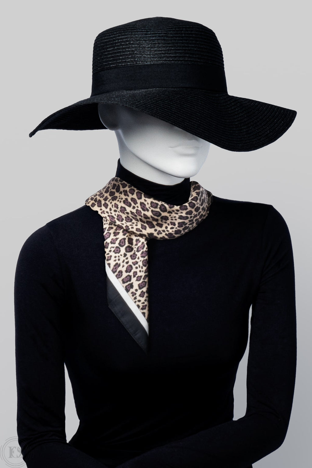 Scarf i leopard mönster med svarta detaljer, trendig accessoar som lyfter varje outfit.