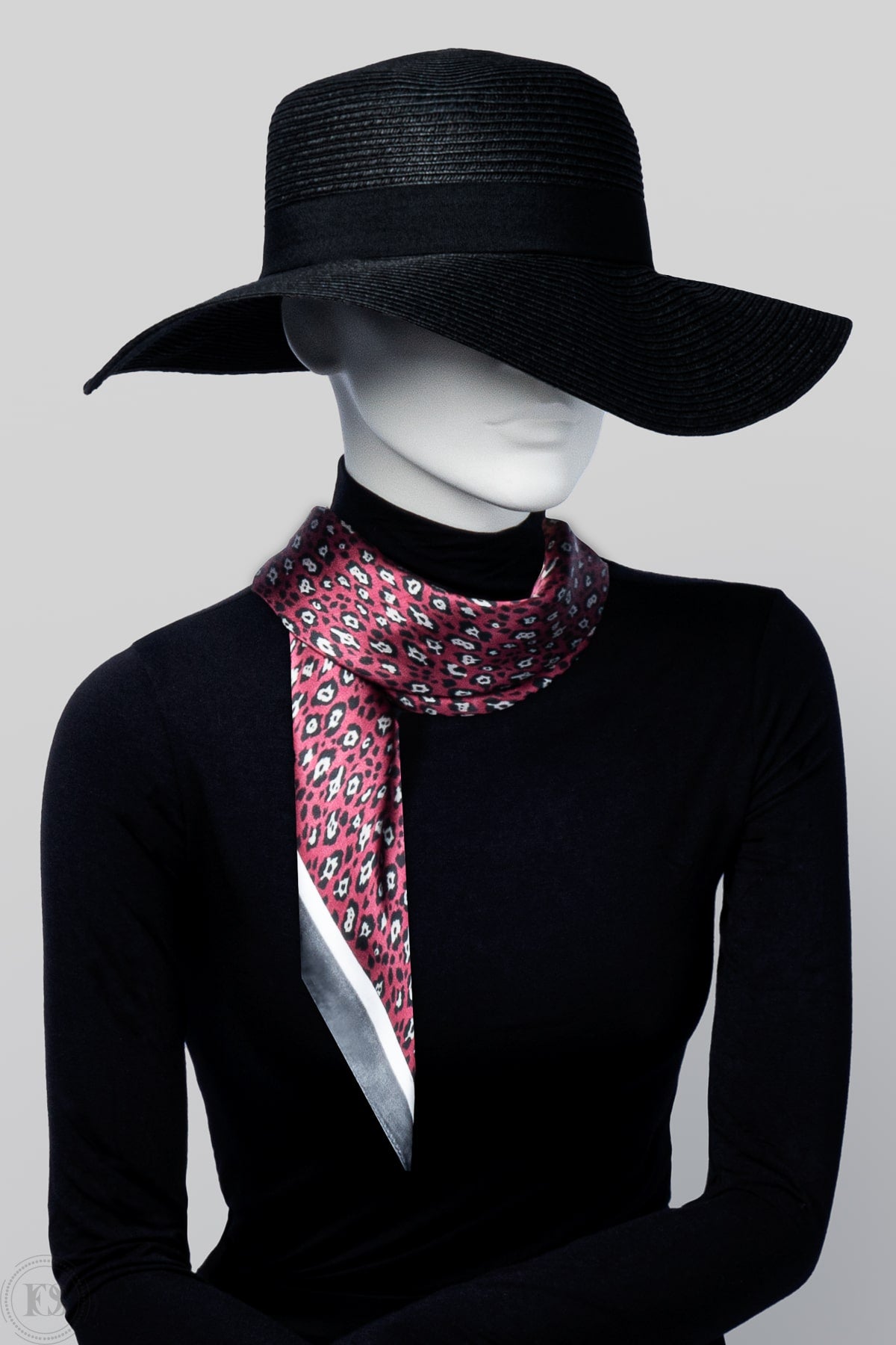 En lekfull scarf i röd, vit och grå leopardmönstrad. viras runt modells hans på ett stilrent sätt.