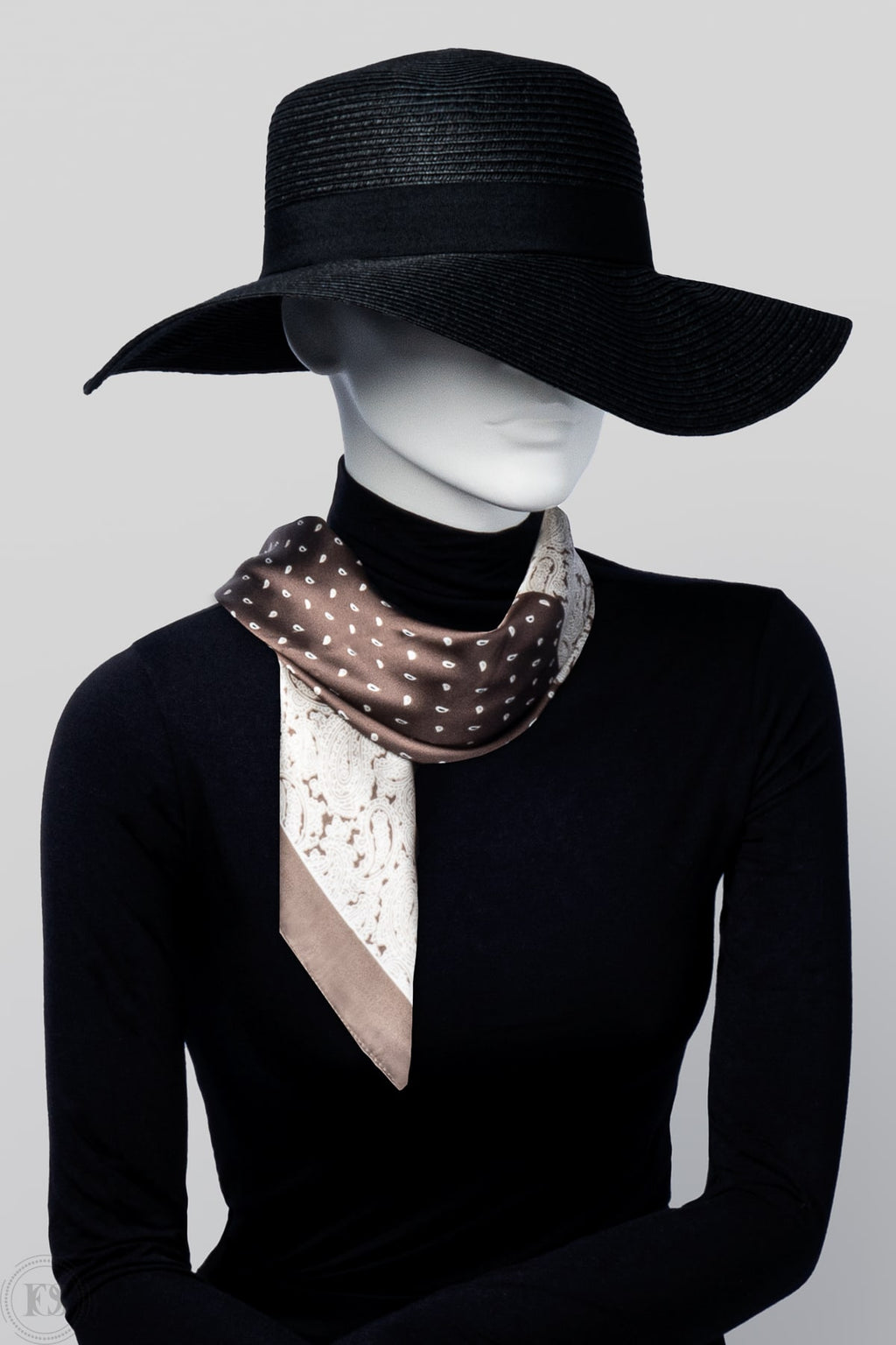 Elegant sidenscarf i brun, beige och crème med kontrasterande prickigt och spetsinspirerat mönster. Den lyxiga, glansiga ytan reflekterar ljus på ett sofistikerat sätt och framhäver de noggrant designade detaljerna. Kan bäras knuten runt halsen, som håraccessoar eller på handväska för en stilfull och tidlös look.