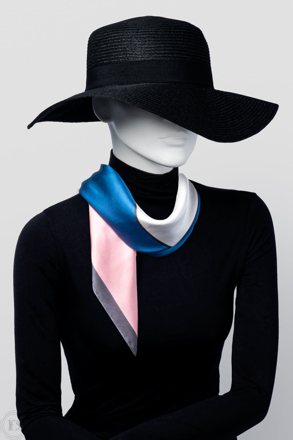 Modern scarf i blå, rosa, vit och grå färg block. Elegant glansig finish som ger en stilren, lyxig touch till varje outfit.