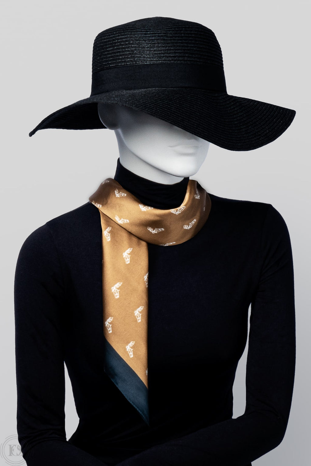 Stilren sidenliknande scarf i rost och svart färg med grafiskt elegant mönster.