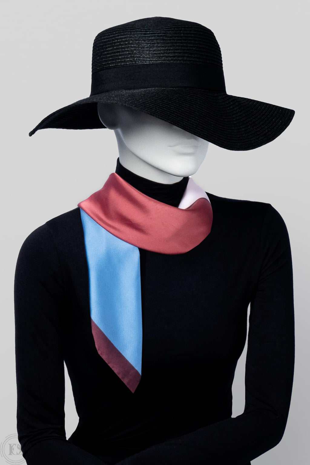 Elegant siden liknande scarf i rosa, blå, vit och vinröda färgblock. Glansig yta och lyxig känsla som lyfter varje outfit med modern sofistikation.