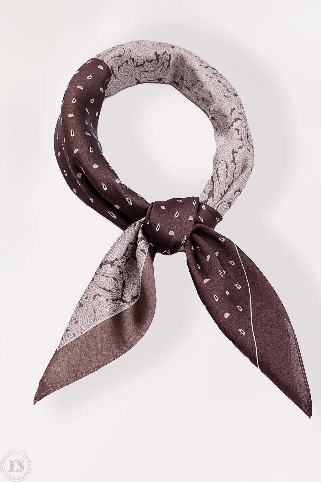 Knuten scarf i brun, beige och crème med kontrasterande prickigt och spetsinspirerat mönster.