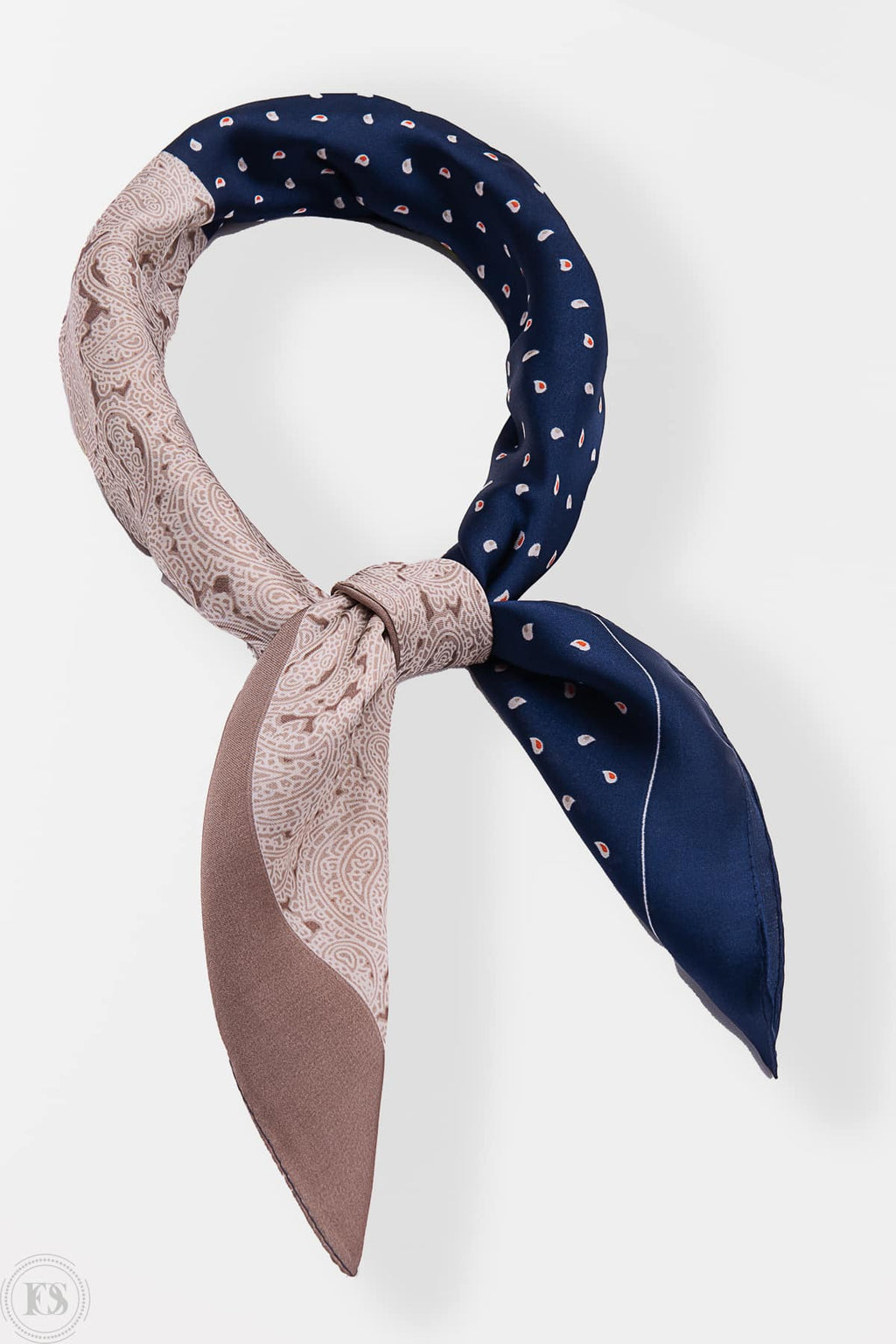 Exklusiv scarf i beige och marinblått med Paisley mönster. Kombinerar klassisk elegans med modern stil.