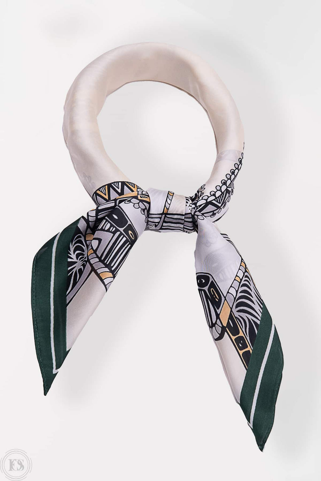Scarf knuten i en klassisk stil. Designen har gröna kanter och ett mönster i svart, vitt och guld med kedjeinspirerade detaljer.