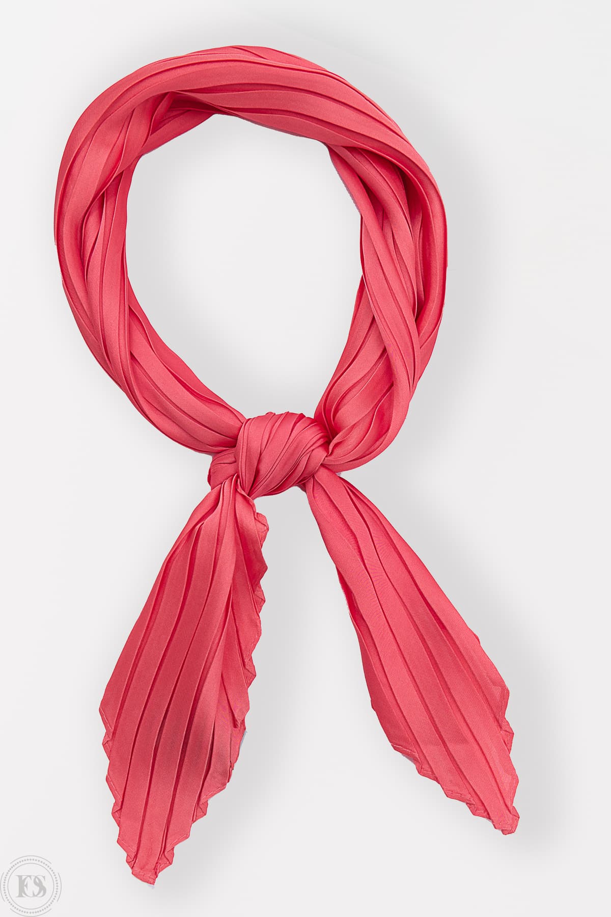 Produktbild på hallonröd plisserad scarf, perfekt för att visa färg, material och design