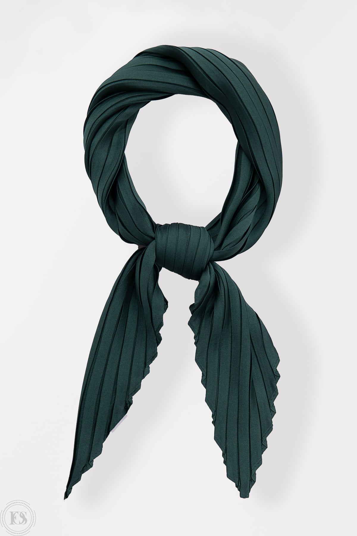 Produktbild på mossgrön plisserad scarf, perfekt för att visa färg, material och design