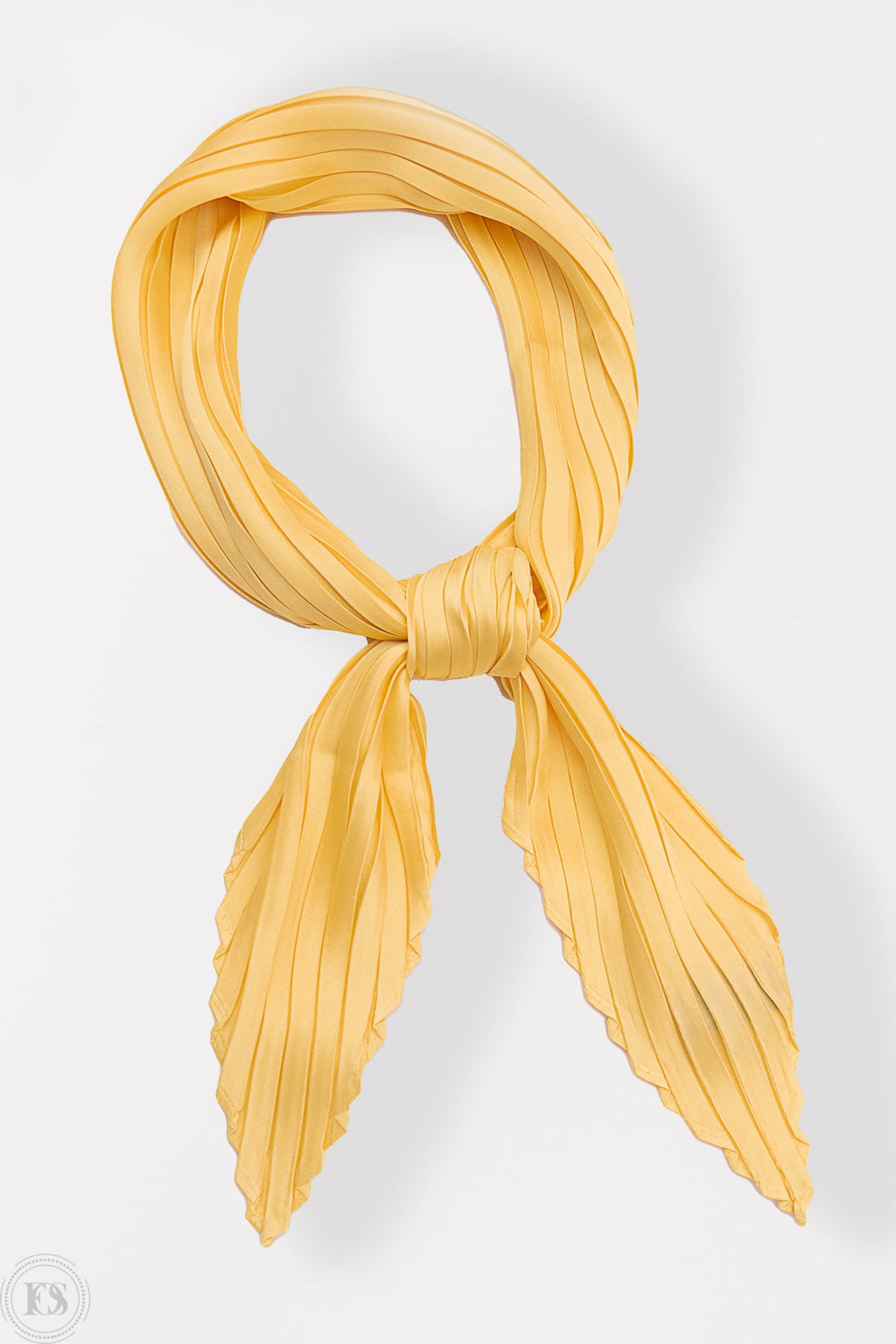 Produktbild på gul plisserad scarf knuten, perfekt för att visa färg, material och styling