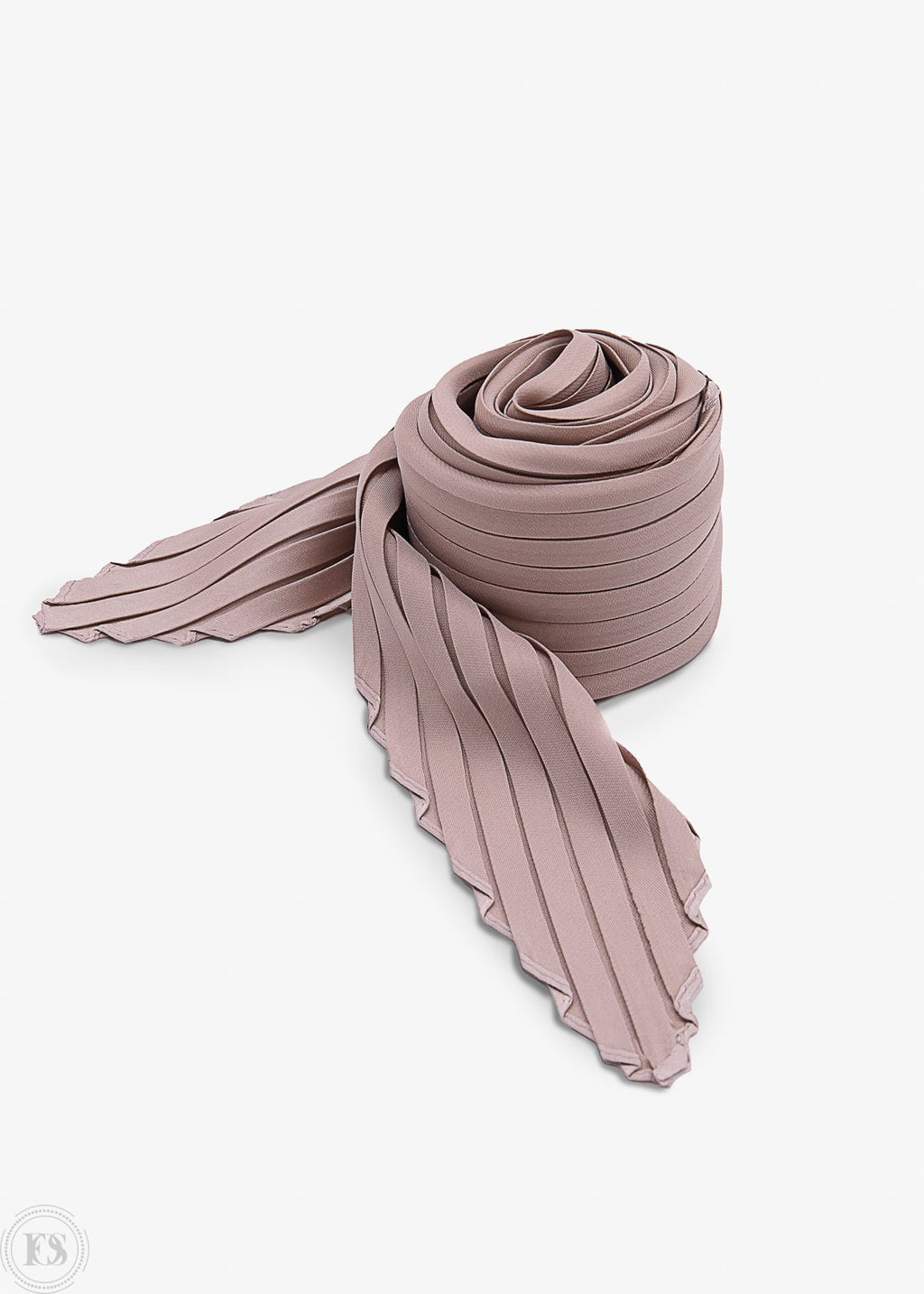 Ihoprullad Plisserad scarf i puderrosa färg.  Elegant och tidlös accessoar som ger mjuk rörelse och lyxig finish till din stil.
