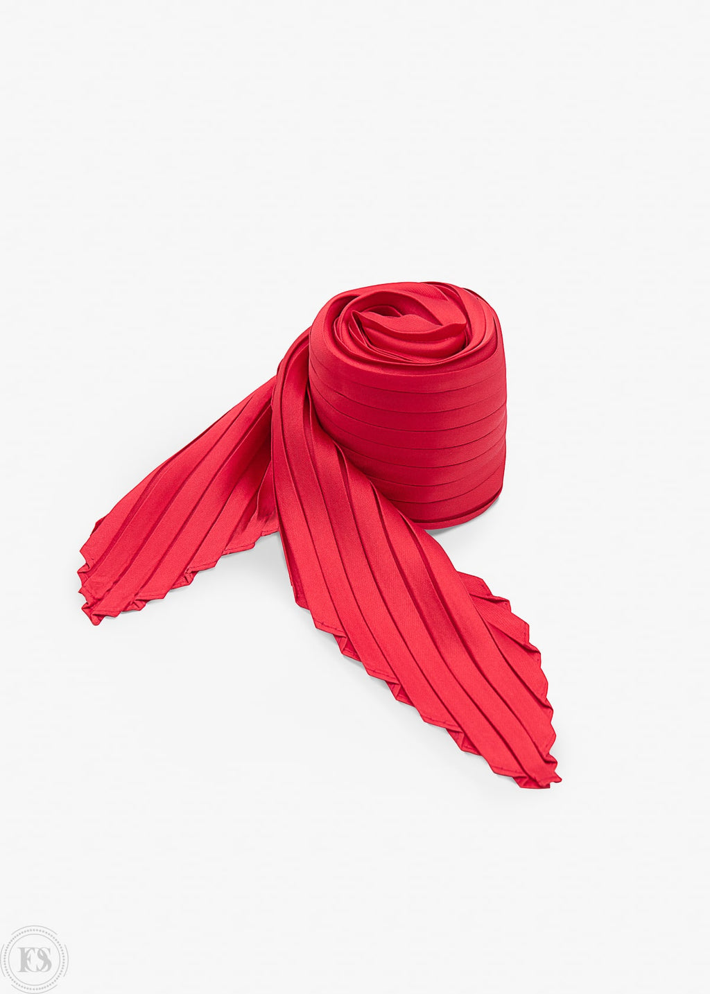 Detaljbild på röd plisserad scarf, perfekt för att visa material, mönster och kvalitet