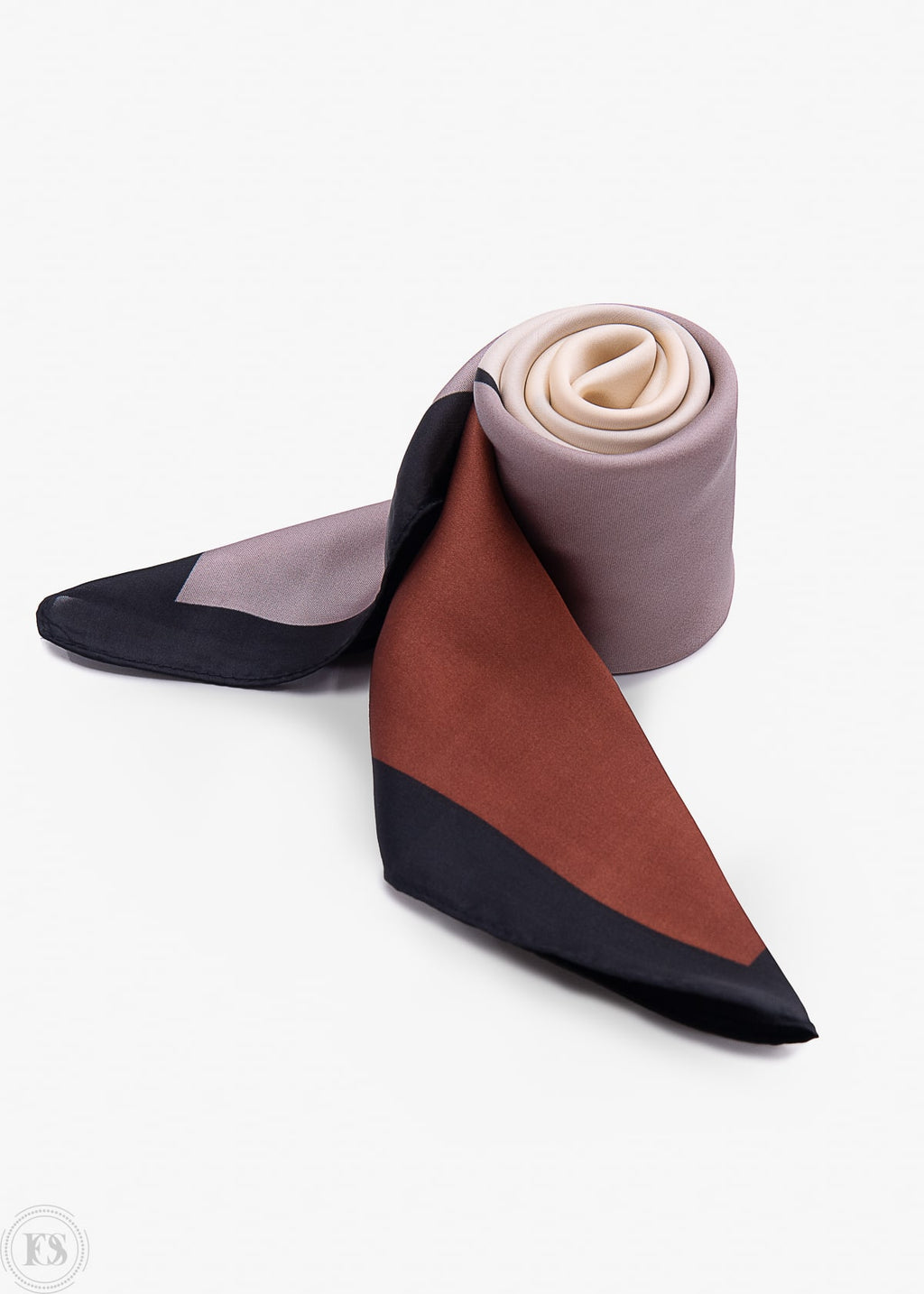 scarf liggandes ihoprullad i mjukt material med färgblock i beige, rostrött och svart. Tidlös design med matt glans som ger en sofistikerad och stilfull touch till varje outfit.