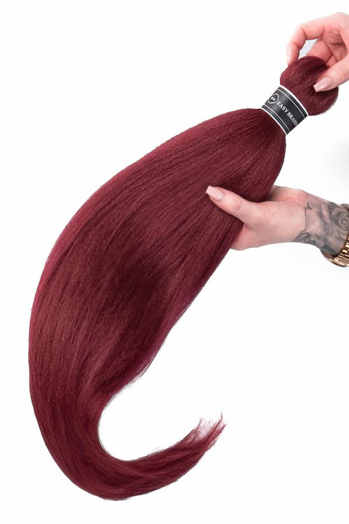 Burgundy easy braids i högkvalitativt kanekalon-syntetiskt hår, där flätorna är täta och jämnt formade för en livfull och hållbar look