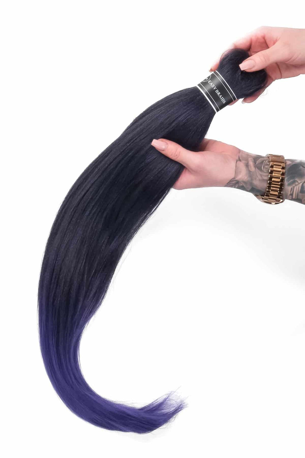 Easy braids i en svart och lila ombre, där den mörka svarta basen gradvis övergår i en livlig lila färg mot topparna, vilket skapar en iögonfallande och trendig look.