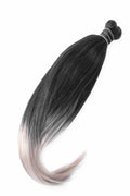 Bild på syntetiska easy braids i en svart och vit ombre-färg, där flätorna är mjuka och jämnt formade för en livfull och modern stil.