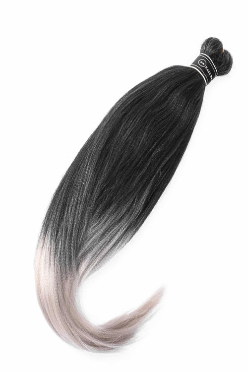 Bild på syntetiska easy braids i en svart och vit ombre-färg, där flätorna är mjuka och jämnt formade för en livfull och modern stil.