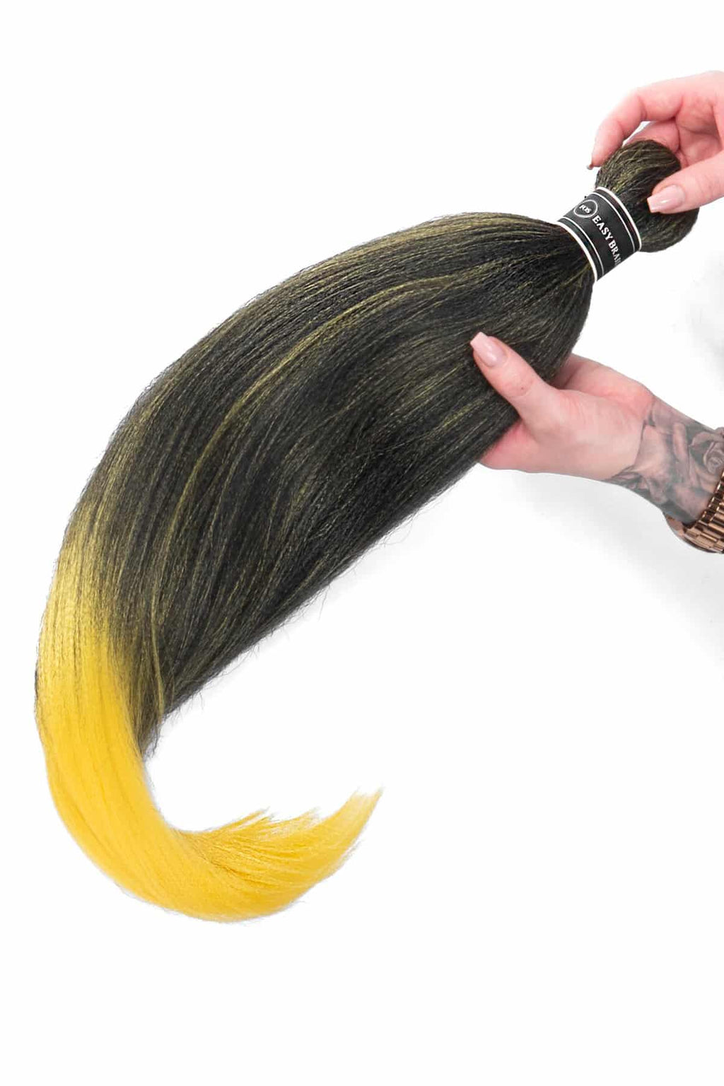 Easy braids i en guld och svart ombre-färg, där flätorna skapar en vacker övergång från djup svart vid rötterna till ljusare gyllene toner mot topparna.