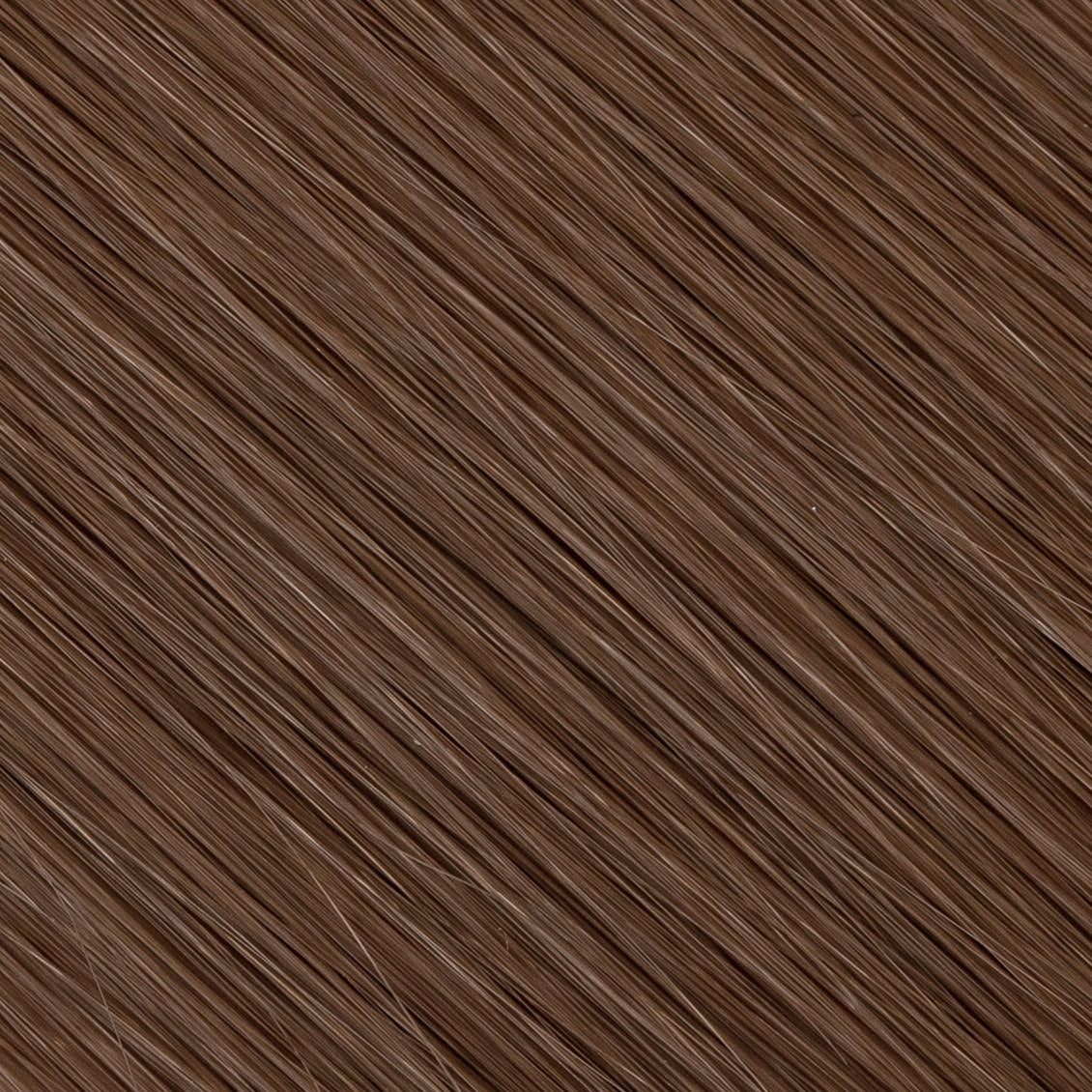 Närbild på ett färgprov av ljusbrun, som visar en mjuk, mellanbrun nyans med varma undertoner och en naturlig, solkysst glöd